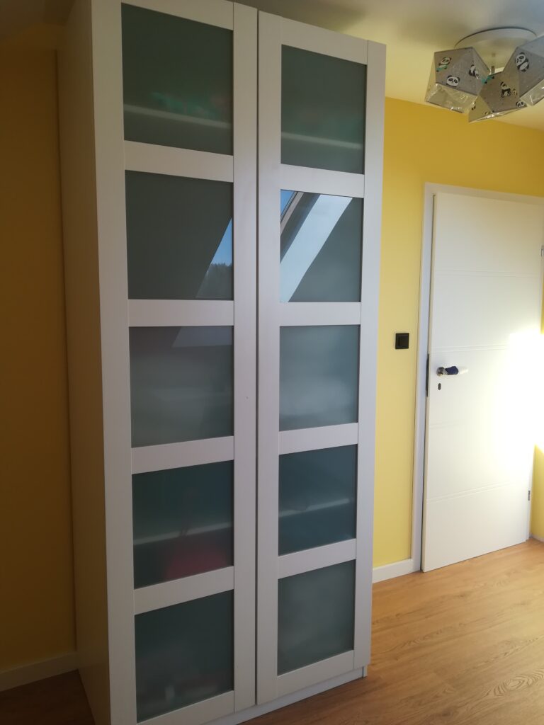 duża szafa na walizki