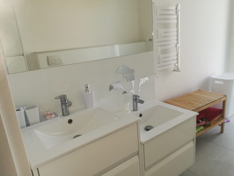 2 umywalki, szafeczki